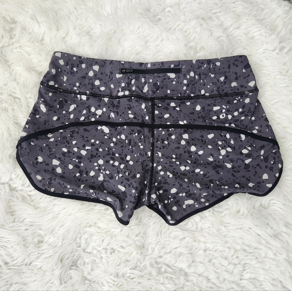 Smartwool Women's Active Lined Short. Regular fit Interior drawcord 2.75” inseam - Picture 3 of 10